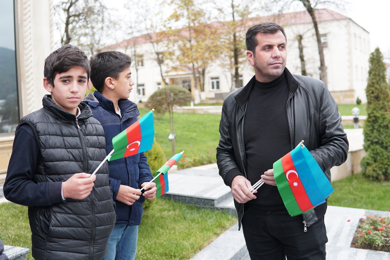 Azəbaycanlı jurnalistlərdən maraqlı AKSİYA  - İnsanlara bayraq hədiyyə etdilər (FOTO)